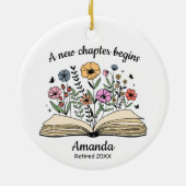 Cute open book flowers coworker retirement custom keramisch ornament (Achterkant)