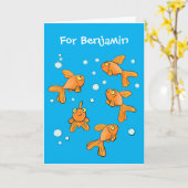 Cute orange goldfish on blue cartoon illustration kaart (Gele Bloem)