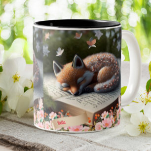 Cute Oranje Fox slaapt op boek gepersonaliseerd Tweekleurige Koffiemok