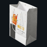 Cute Oranje Yellow One Eyed Monster Kids Birthday Medium Cadeauzakje<br><div class="desc">Cute One Eyed Monster Kinder Collectie - het is een Cute Elegant Simple Minimal waterverf Illustration of schattig klein monster met vleugels en hart, met kleurrijk uiterlijk perfect voor je kleine leuke verjaardagen en feestdagen. Het is zeer gemakkelijk om, met uw persoonlijke details aan te passen. Als u een ander...</div>