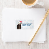 Cute Otter die met Kerstmis een kerstman heeft. Etiket (Insitu)