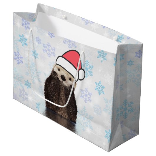 Cute Otter die met Kerstmis een kerstman heeft. Groot Cadeauzakje (Voorkant Gekanteld)