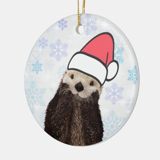 Cute Otter die met Kerstmis een kerstman heeft. Keramisch Ornament (Links)