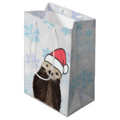 Cute Otter die met Kerstmis een kerstman heeft. Medium Cadeauzakje (Voorkant Gekanteld)