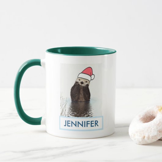 Cute Otter die met Kerstmis een kerstman heeft. Mok (Met donut)