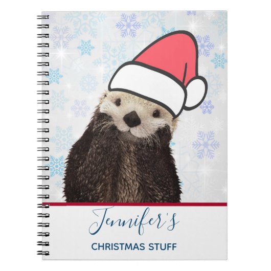 Cute Otter die met Kerstmis een kerstman heeft. Notitieboek (Voorkant)