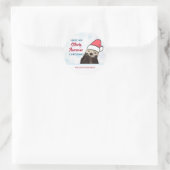 Cute Otter die met Kerstmis een kerstman heeft. Ronde Sticker (Tas)