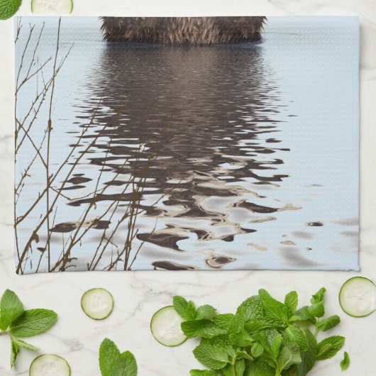 Cute Otter in een Pond die zijn gezicht houdt Theedoek (Gevouwen)