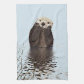 Cute Otter in een Pond die zijn gezicht houdt Theedoek (Verticaal)