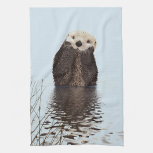 Cute Otter in een Pond die zijn gezicht houdt Theedoek