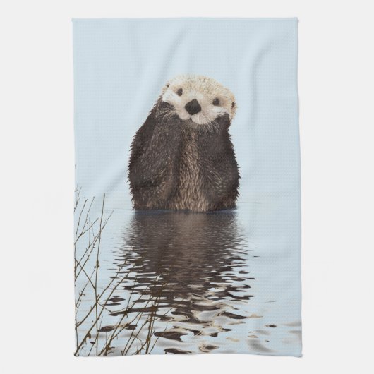 Cute Otter in een Pond die zijn gezicht houdt Theedoek (Verticaal)