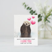 Cute Otter met harten Valentijnsdag Feestdagenkaart (Staand voorkant)