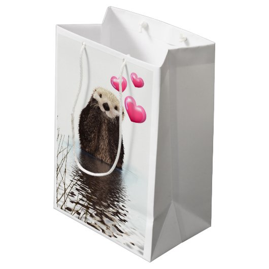 Cute Otter met roze liefdesharten Medium Cadeauzakje (Achterkant Gekanteld)