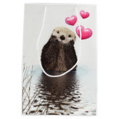 Cute Otter met roze liefdesharten Medium Cadeauzakje (Achterkant)