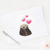 Cute Otter met roze liefdesharten Ronde Sticker (Envelop)