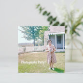 Cute Ouderly Holding Old Film Camera Kaart (Staand voorkant)