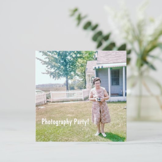 Cute Ouderly Holding Old Film Camera Kaart (Staand voorkant)