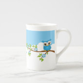 Cute Owl Boy op een Branch Bone China Mok (Rechts)