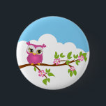 Cute Owl Girl op een Button van de Tak<br><div class="desc">Een schattige knop met een schattig meisje op een tak. Het is een geweldig cadeau! Pas uw eigen speciale tekst aan. Overeenkomende objecten in onze winkel. Enkele grafische kaarten van AMBillustraties op www.etsy.com/shop</div>