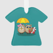 Cute Owl Lovers w/ Umbrella & Red Chocolate Box Ornament (achterkant)
