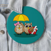Cute Owl Lovers w/ Umbrella & Red Chocolate Box Ronde Button 6,0 Cm (In situ)