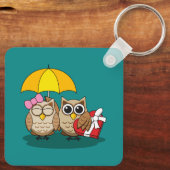 Cute Owl Lovers w/ Umbrella & Red Chocolate Box Sleutelhanger (Achterkant)