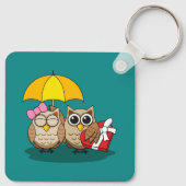 Cute Owl Lovers w/ Umbrella & Red Chocolate Box Sleutelhanger (Achterkant)