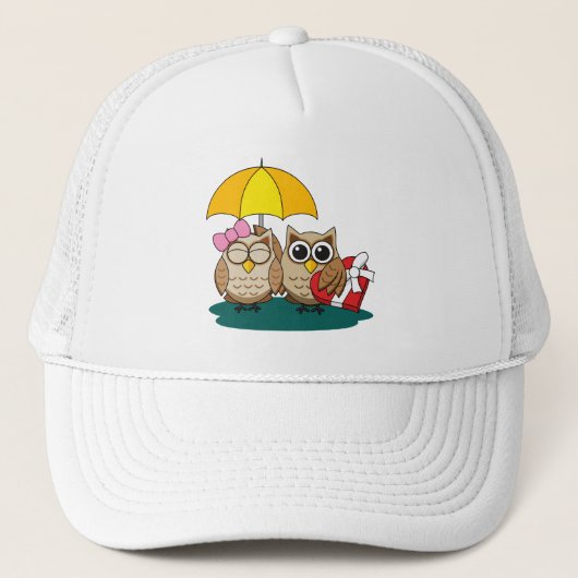 Cute Owl Lovers w/ Umbrella & Red Chocolate Box Trucker Pet (Voorkant)