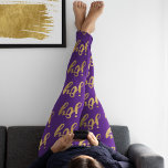 Cute Paars Gold Joy Typography kerst Leggings<br><div class="desc">Geniet van deze schattige paarse en gouden kerstleggings met het woord "blijdschap" in de faux gouden folie in script-typografie op een paarse achtergrond. Ideaal voor het sporten in de sportschool, yoga, als een werkuitbroek, om te lopen of te lopen, of als lounar gewei rond het huis. Geweldige verklaring van de...</div>