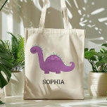 Cute Paarse Dinosaur Persoonlijke Canvas tas<br><div class="desc">De canvas tas van deze meisjes toont een schattige illustratie van een paarse en groene dinosaurus met roze vlekken en lange wimpers. Pas het aan met de naam van uw kind in zwarte letters. Maakt een geweldige boekzak!</div>