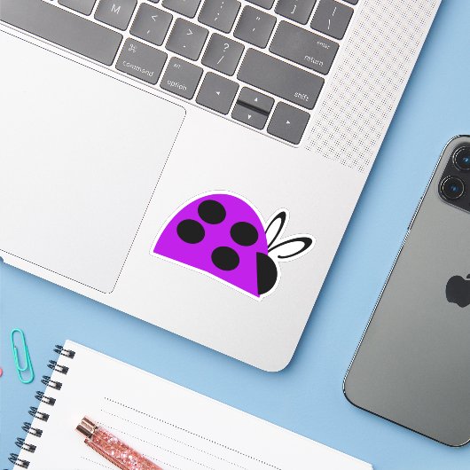 Cute Paarse Ladybug Sticker (Laptop met iPhone)