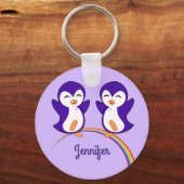 Cute Paarse Penguin Monogram Regenboog Kinderen Sleutelhanger (Achterkant)