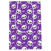 Cute Paarse Schedel & Botten Halloween Patroon Medium Cadeauzakje (Voorkant)