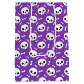 Cute Paarse Schedel & Botten Halloween Patroon Medium Cadeauzakje (Achterkant)