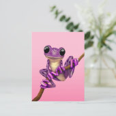 Cute Paarse Tree Kikker op een vertakking op Roze Briefkaart (Staand voorkant)