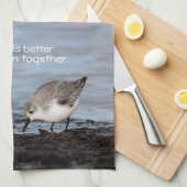 Cute Pair van Sanderlings Sandpipers Shares a Meal Theedoek (Quarter Fold)