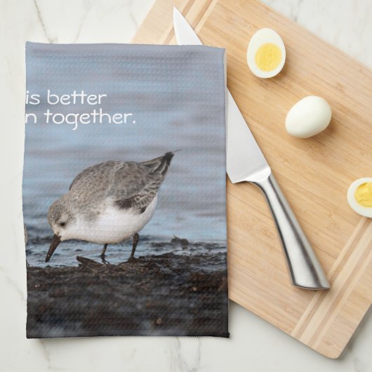 Cute Pair van Sanderlings Sandpipers Shares a Meal Theedoek (Quarter Fold)
