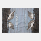 Cute Pair van Sanderlings Sandpipers Shares a Meal Theedoek (Horizontaal)