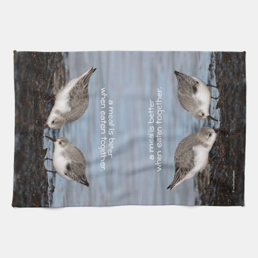 Cute Pair van Sanderlings Sandpipers Shares a Meal Theedoek (Horizontaal)
