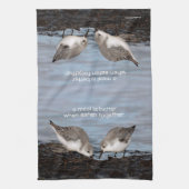 Cute Pair van Sanderlings Sandpipers Shares a Meal Theedoek (Verticaal)