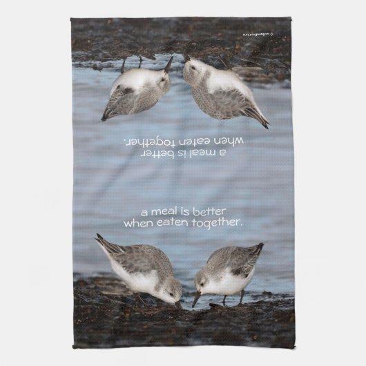 Cute Pair van Sanderlings Sandpipers Shares a Meal Theedoek (Verticaal)