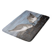 Cute Pair van Sanderlings Shares a Seaside Meal Badmat (Gekanteld)