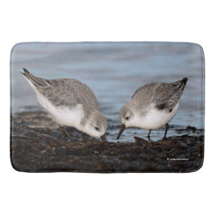 Cute Pair van Sanderlings Shares a Seaside Meal Badmat