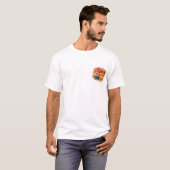 Cute Pancake Stack Character in Red Visor Holding T-shirt (Voorkant volledig)