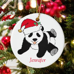 Cute Panda Beer Gepersonaliseerd Kinder kerstfeest Keramisch Ornament<br><div class="desc">Deze  Santa Panda is een mooi kerstcadeau voor een kind dat van panda-beren houdt en van rode en groene kerstgevierde cadeaus. Ik hou van wilde dieren en een kerstpanda-beer neemt de taart met een rode kersthoed. Personaliseer met naam.</div>