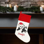 Cute Panda-Beer in Santa Hat Custom Kinder Kerstsok<br><div class="desc">Deze mooie kerstpanda-beer met een schattige panda met een rode kersthoed. Deze  gepersonaliseerde kerstvoorraad is in rood gedecoreerd op je monogram. Pas je tekst onderaan aan met je eigen tekst aan voor een klassiek geschenk.</div>