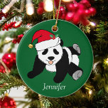 Cute Panda Beer Kinder kerstmis Keramisch Ornament<br><div class="desc">Deze  panda-beer kerstversiering is een mooi kerstcadeau voor een kind dat van panda-beren houdt. Ik hou van wilde dieren en een kerstpanda-beer neemt de taart met een rode kersthoed. Pas dit groene cadeau aan met een naam.</div>
