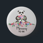 Cute Panda Beer mama om Baby shower te worden Ronde Button 5,7 Cm<br><div class="desc">Deze trendy en girale baby shower knop is voorzien van een prachtig waterverf panda-beer met bloemen. Dit schattige bloemontwerp bevat ook een plek waar je je gasttitels kunt toevoegen,  voorbeelden "mama om te zijn",  "papa om te zijn",  "oma om te zijn". De perfecte grillige toevoeging aan je baby shower!</div>