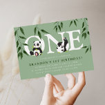 Cute Panda Neutral 1st Birthday Party Kaart<br><div class="desc">Deze hedendaagse,  maar schattige verjaardagsfeestuitnodiging is voorzien van waterverf diepe groene bladeren,  waardoor de tekst 'ONE' wordt getypt met twee speelse panda-beren op een eucalyptusgroene achtergrond en een eenvoudige sjabloon voor verjaardagsfeestjes die gemakkelijk kan worden aangepast.</div>