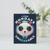 Cute Panda vindt maandag ondraaglijk | Pun-prijsop Briefkaart (Staand voorkant)